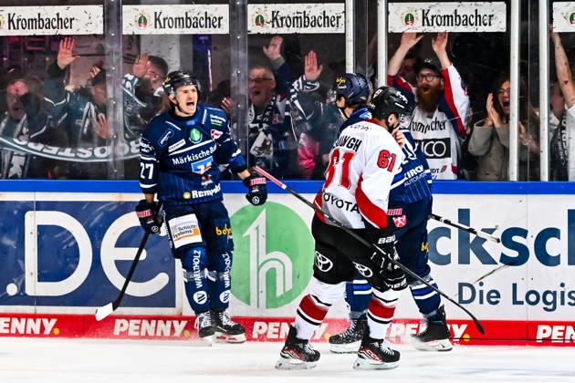 Torjubel, Jubel, Freude bei Torschütze Christian Thomas (Iserlohn Roosters, 27) Tyler Boland (Iserlohn Roosters, 10) Markus Ljungh (Kölner Haie, 61), GER, Iserlohn Roosters vs. Koeler Haie, Eishockey, Penny-DEL, 9. Spieltag, Spielzeit 2026 2027, 16.10.2026, GER, Iserlohn Roosters vs. Koeler Haie, Eishockey, Penny-DEL, 9. Spieltag, Spielzeit 2026 2027, 16.10.2026 Iserlohn Copyright: xJonasxBrockmann Eibner-Pressefotx EP_JBN