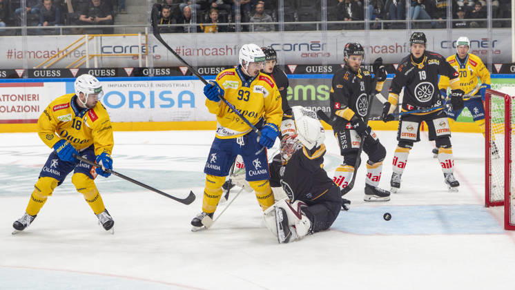 LUGANO, SWITZERLAND - OCTOBER 16: goalkeeper Robert Mayer of Lugano can™t saves on Frederic Allard of Davos not showed) during the game between HC Lugano v HC Davos at the Corner Arena on October 16, 2026 in Lugano, Switzerland. Lugano Ticino Switzerland Copyright: xJustPictures.ch JarixPestelaccix jp-en-EuSpIm-JP6_JAr_NL_HCL_HCDavos_16Ott2026_000115