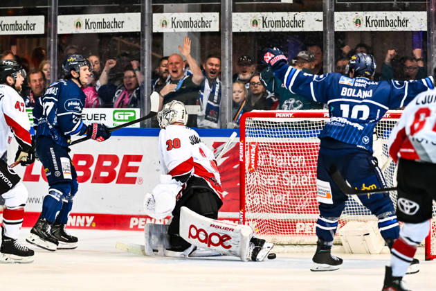 Torjubel, Jubel, Freude bei Torschütze Christian Thomas (Iserlohn Roosters, 27) Tyler Boland (Iserlohn Roosters, 10) Janne Juvonen (Kölner Haie, 30), GER, Iserlohn Roosters vs. Koeler Haie, Eishockey, Penny-DEL, 9. Spieltag, Spielzeit 2026 2027, 16.10.2026, GER, Iserlohn Roosters vs. Koeler Haie, Eishockey, Penny-DEL, 9. Spieltag, Spielzeit 2026 2027, 16.10.2026 Iserlohn Copyright: xJonasxBrockmann Eibner-Pressefotx EP_JBN