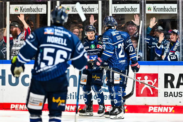 Torjubel, Jubel, Freude bei Torschütze Christian Thomas (Iserlohn Roosters, 27) Tyler Boland (Iserlohn Roosters, 10) Justin Scott (Iserlohn Roosters, 20) Robin Norell (Iserlohn Roosters, 56), GER, Iserlohn Roosters vs. Koeler Haie, Eishockey, Penny-DEL, 9. Spieltag, Spielzeit 2026 2027, 16.10.2026, GER, Iserlohn Roosters vs. Koeler Haie, Eishockey, Penny-DEL, 9. Spieltag, Spielzeit 2026 2027, 16.10.2026 Iserlohn Copyright: xJonasxBrockmann Eibner-Pressefotx EP_JBN
