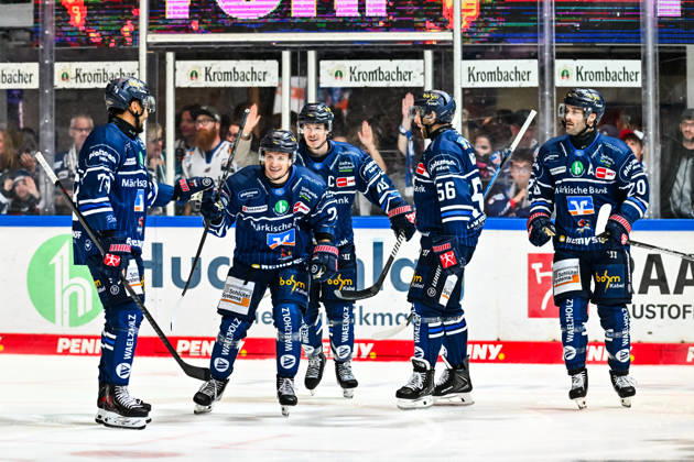 Torjubel, Jubel, Freude bei Torschütze Christian Thomas (Iserlohn Roosters, 27) Tyler Boland (Iserlohn Roosters, 10) Justin Scott (Iserlohn Roosters, 20) Robin Norell (Iserlohn Roosters, 56) Colin Ugbekile (Iserlohn Roosters, 79), GER, Iserlohn Roosters vs. Koeler Haie, Eishockey, Penny-DEL, 9. Spieltag, Spielzeit 2026 2027, 16.10.2026, GER, Iserlohn Roosters vs. Koeler Haie, Eishockey, Penny-DEL, 9. Spieltag, Spielzeit 2026 2027, 16.10.2026 Iserlohn Copyright: xJonasxBrockmann Eibner-Pressefotx EP_JBN