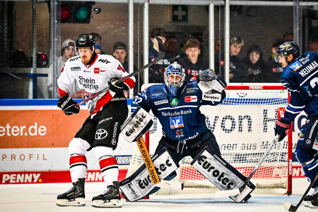 Hendrik Hane (Iserlohn Roosters, 32) Louis-Marc Aubry (Kölner Haie, 15), GER, Iserlohn Roosters vs. Koeler Haie, Eishockey, Penny-DEL, 9. Spieltag, Spielzeit 2026 2027, 16.10.2026, GER, Iserlohn Roosters vs. Koeler Haie, Eishockey, Penny-DEL, 9. Spieltag, Spielzeit 2026 2027, 16.10.2026 Iserlohn Copyright: xJonasxBrockmann Eibner-Pressefotx EP_JBN
