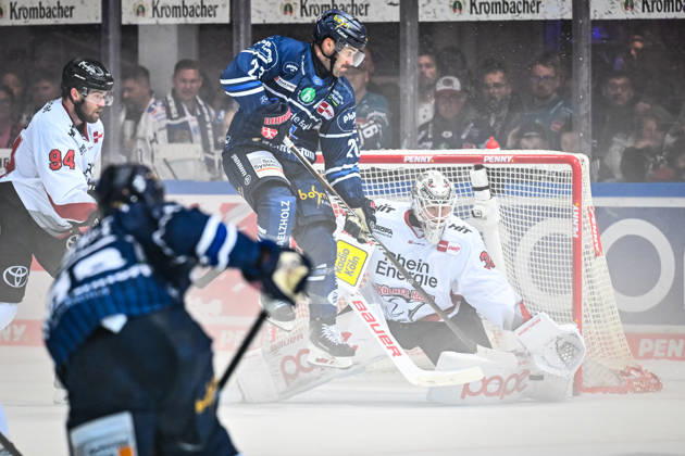 Justin Scott (Iserlohn Roosters, 20) Janne Juvonen (Kölner Haie, 30), GER, Iserlohn Roosters vs. Koeler Haie, Eishockey, Penny-DEL, 9. Spieltag, Spielzeit 2026 2027, 16.10.2026, GER, Iserlohn Roosters vs. Koeler Haie, Eishockey, Penny-DEL, 9. Spieltag, Spielzeit 2026 2027, 16.10.2026 Iserlohn Copyright: xJonasxBrockmann Eibner-Pressefotx EP_JBN