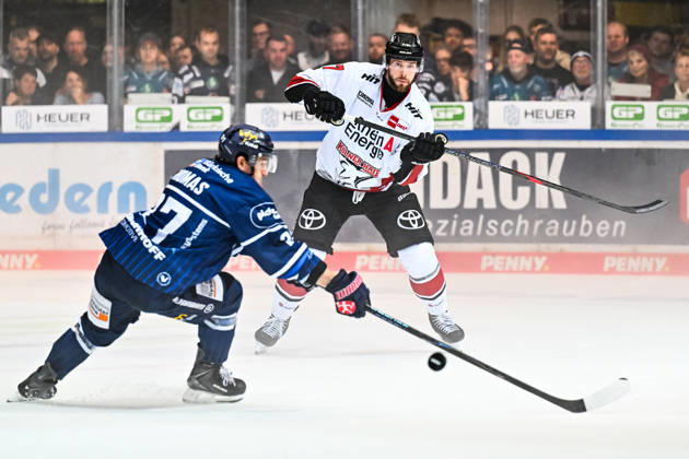 Brady Austin (Kölner Haie, 57) Christian Thomas (Iserlohn Roosters, 27), GER, Iserlohn Roosters vs. Koeler Haie, Eishockey, Penny-DEL, 9. Spieltag, Spielzeit 2026 2027, 16.10.2026, GER, Iserlohn Roosters vs. Koeler Haie, Eishockey, Penny-DEL, 9. Spieltag, Spielzeit 2026 2027, 16.10.2026 Iserlohn Copyright: xJonasxBrockmann Eibner-Pressefotx EP_JBN