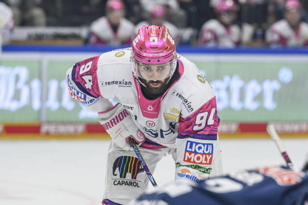 im Bild v.l.: Liam Kirk (Eisbären Berlin 94), lauert auf den Puck, GER, Berlin, Eishockey, DEL 1, Eisbaeren Berlin vs EHC Red Bull Muenchen, in der Uber Arena, 16.10.2026, Copyright: HMBxMedia UwexKoch
