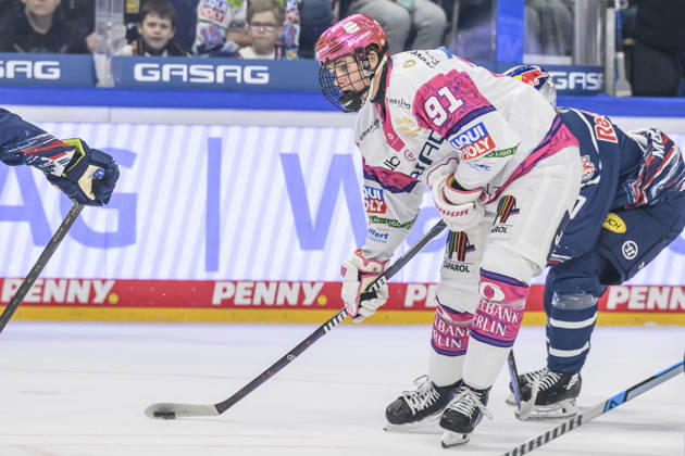im Bild v.l.: Tobias Krestan (Eisbären Berlin 91), im Angriff, GER, Berlin, Eishockey, DEL 1, Eisbaeren Berlin vs EHC Red Bull Muenchen, in der Uber Arena, 16.10.2026, Copyright: HMBxMedia UwexKoch