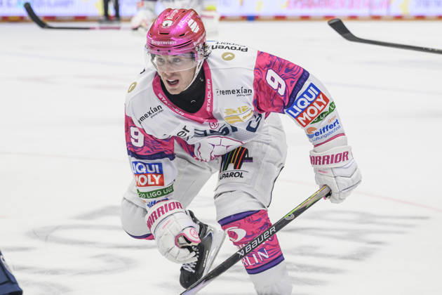 im Bild v.l.: Ty Ronning (Eisbären Berlin 09), im Angriff, GER, Berlin, Eishockey, DEL 1, Eisbaeren Berlin vs EHC Red Bull Muenchen, in der Uber Arena, 16.10.2026, Copyright: HMBxMedia UwexKoch