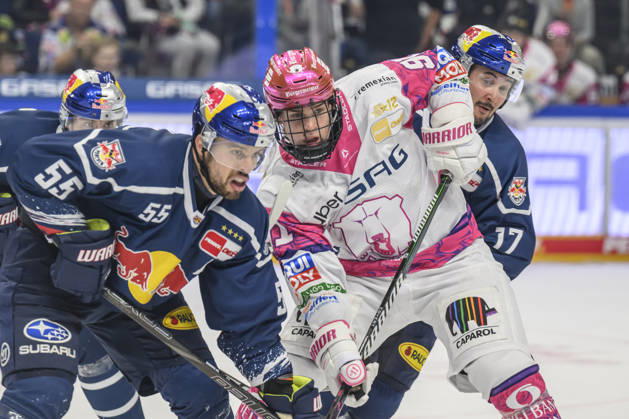 im Bild v.l.: Beim Bully - Fabio Wagner (EHC Red Bull Muenchen 55), Tobias Krestan (Eisbären Berlin 91), Taro Hirose (EHC Red Bull Muenchen 17), Zweikampf, Action, Kampf, kaempft um den Puck, GER, Berlin, Eishockey, DEL 1, Eisbaeren Berlin vs EHC Red Bull Muenchen, in der Uber Arena, 16.10.2026, Copyright: HMBxMedia UwexKoch