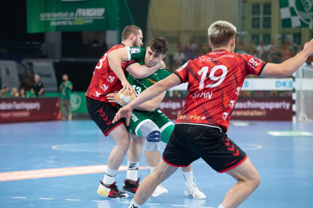 Handball, HBL2: SC DHfK Leipzig - ASV Hamm-Westfalen; 16.10.2026 Matej Klima (13, SC DHfK Leipzig) wird von Jann Keno Jacobs (43, ASV Hamm-Westfalen) gepackt. Handball, 2. Bundesliga, Saison 2026 2027, 8. Spieltag: SC DHfK Leipzig vs. ASV Hamm-Westfalen am 16.10.2026 in der Quarterback Immobilien Arena Leipzig. Copyright: xBEAUTIFULxSPORTS JanxKaeferx