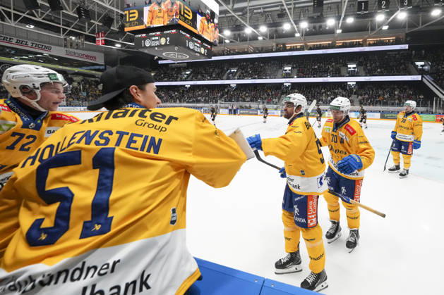 LUGANO, SWITZERLAND - OCTOBER 16: Frederic Allard of Davos C) celebrates his goal with goalkeeper Luca Hollenstein of Davos 2nd L) during the game between HC Lugano v HC Davos at the Corner Arena on October 16, 2026 in Lugano, Switzerland. Lugano Ticino Switzerland Copyright: xJustPictures.ch JarixPestelaccix jp-en-EuSpIm-JP6_JAr_NL_HCL_HCDavos_16Ott2026_000136