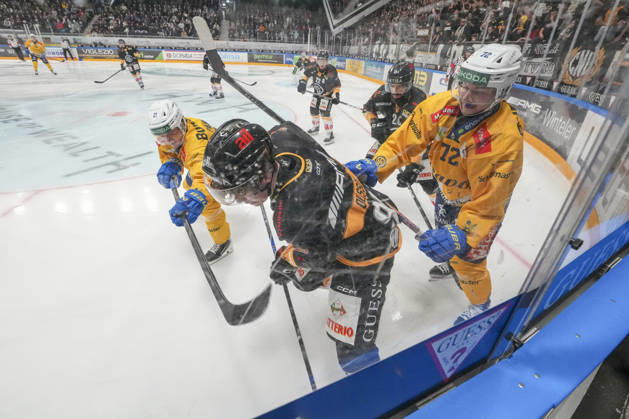 LUGANO, SWITZERLAND - OCTOBER 16: Daniel Olsson of Lugano C) against Julian Parree of Davos L) and Tino Kessler of Davos R) during the game between HC Lugano v HC Davos at the Corner Arena on October 16, 2026 in Lugano, Switzerland. Lugano Ticino Switzerland Copyright: xJustPictures.ch JarixPestelaccix jp-en-EuSpIm-JP6_JAr_NL_HCL_HCDavos_16Ott2026_000130