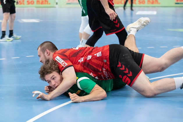 Handball, HBL2: SC DHfK Leipzig - ASV Hamm-Westfalen; 16.10.2026 Tom Koschek (76, SC DHfK Leipzig) von Jann Keno Jacobs (43, ASV Hamm-Westfalen) zu Boden gebracht. Handball, 2. Bundesliga, Saison 2026 2027, 8. Spieltag: SC DHfK Leipzig vs. ASV Hamm-Westfalen am 16.10.2026 in der Quarterback Immobilien Arena Leipzig. Copyright: xBEAUTIFULxSPORTS JanxKaeferx