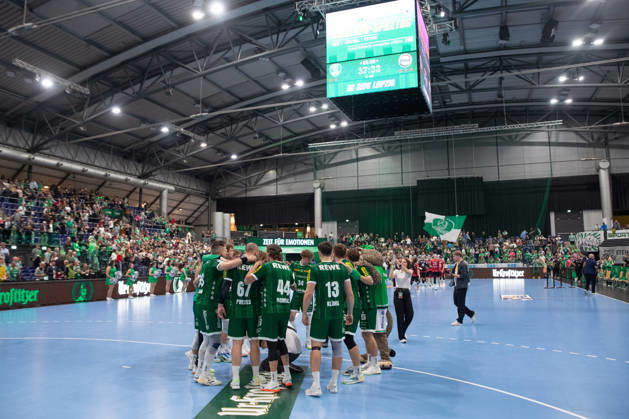 Handball, HBL2: SC DHfK Leipzig - ASV Hamm-Westfalen; 16.10.2026 Die Mannschaft des SC DHfK Leipzig bejubelt im Kreis den 37:33-Heimsieg. Handball, 2. Bundesliga, Saison 2026 2027, 8. Spieltag: SC DHfK Leipzig vs. ASV Hamm-Westfalen am 16.10.2026 in der Quarterback Immobilien Arena Leipzig. Copyright: xBEAUTIFULxSPORTS JanxKaeferx