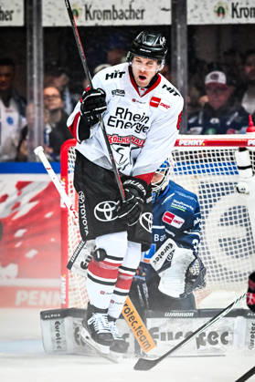 Valtreri Kemiläinen (Kölner Haie, 13) Hendrik Hane (Iserlohn Roosters, 32), GER, Iserlohn Roosters vs. Koeler Haie, Eishockey, Penny-DEL, 9. Spieltag, Spielzeit 2026 2027, 16.10.2026, GER, Iserlohn Roosters vs. Koeler Haie, Eishockey, Penny-DEL, 9. Spieltag, Spielzeit 2026 2027, 16.10.2026 Iserlohn Copyright: xJonasxBrockmann Eibner-Pressefotx EP_JBN