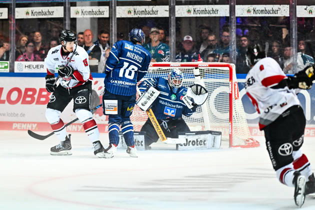 Torjubel, Jubel, Freude bei Torschütze Maximilian Kammerer (Kölner Haie, 9) gegem Hendrik Hane (Iserlohn Roosters, 32) Lua Niehus (Iserlohn Roosters, 18), GER, Iserlohn Roosters vs. Koeler Haie, Eishockey, Penny-DEL, 9. Spieltag, Spielzeit 2026 2027, 16.10.2026, GER, Iserlohn Roosters vs. Koeler Haie, Eishockey, Penny-DEL, 9. Spieltag, Spielzeit 2026 2027, 16.10.2026 Iserlohn Copyright: xJonasxBrockmann Eibner-Pressefotx EP_JBN