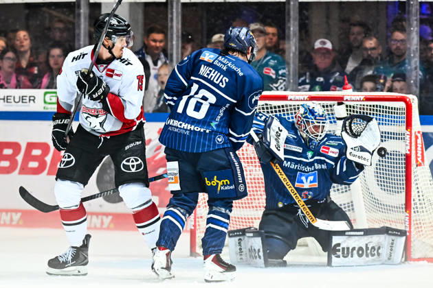 Torjubel, Jubel, Freude bei Torschütze Maximilian Kammerer (Kölner Haie, 9) gegem Hendrik Hane (Iserlohn Roosters, 32) Lua Niehus (Iserlohn Roosters, 18), GER, Iserlohn Roosters vs. Koeler Haie, Eishockey, Penny-DEL, 9. Spieltag, Spielzeit 2026 2027, 16.10.2026, GER, Iserlohn Roosters vs. Koeler Haie, Eishockey, Penny-DEL, 9. Spieltag, Spielzeit 2026 2027, 16.10.2026 Iserlohn Copyright: xJonasxBrockmann Eibner-Pressefotx EP_JBN