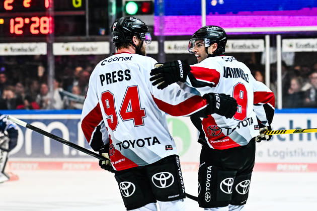 Torjubel, Jubel, Freude bei Torschütze Maximilian Kammerer (Kölner Haie, 9) Robin Press (Kölner Haie, 94), GER, Iserlohn Roosters vs. Koeler Haie, Eishockey, Penny-DEL, 9. Spieltag, Spielzeit 2026 2027, 16.10.2026, GER, Iserlohn Roosters vs. Koeler Haie, Eishockey, Penny-DEL, 9. Spieltag, Spielzeit 2026 2027, 16.10.2026 Iserlohn Copyright: xJonasxBrockmann Eibner-Pressefotx EP_JBN