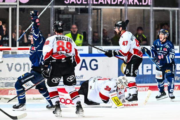 Torjubel, Jubel, Freude bei Torschütze Emil Johansson (Iserlohn Roosters, 57) Gregor MacLeod (Kölner Haie, 89) Janne Juvonen (Kölner Haie, 30), GER, Iserlohn Roosters vs. Koeler Haie, Eishockey, Penny-DEL, 9. Spieltag, Spielzeit 2026 2027, 16.10.2026, GER, Iserlohn Roosters vs. Koeler Haie, Eishockey, Penny-DEL, 9. Spieltag, Spielzeit 2026 2027, 16.10.2026 Iserlohn Copyright: xJonasxBrockmann Eibner-Pressefotx EP_JBN
