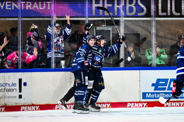 Torjubel, Jubel, Freude bei Torschütze Emil Johansson (Iserlohn Roosters, 57) Johannes Krauss (Iserlohn Roosters, 16), GER, Iserlohn Roosters vs. Koeler Haie, Eishockey, Penny-DEL, 9. Spieltag, Spielzeit 2026 2027, 16.10.2026, GER, Iserlohn Roosters vs. Koeler Haie, Eishockey, Penny-DEL, 9. Spieltag, Spielzeit 2026 2027, 16.10.2026 Iserlohn Copyright: xJonasxBrockmann Eibner-Pressefotx EP_JBN