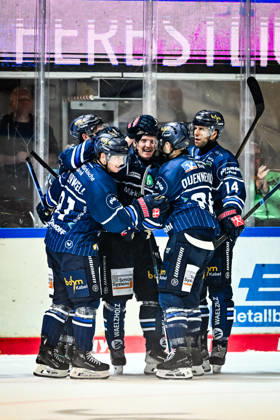 Torjubel, Jubel, Freude bei Torschütze Emil Johansson (Iserlohn Roosters, 57) Johannes Krauss (Iserlohn Roosters, 16) Cole Maier (Iserlohn Roosters, 14) Peter Quennville (Iserlohn Roosters, 89), GER, Iserlohn Roosters vs. Koeler Haie, Eishockey, Penny-DEL, 9. Spieltag, Spielzeit 2026 2027, 16.10.2026, GER, Iserlohn Roosters vs. Koeler Haie, Eishockey, Penny-DEL, 9. Spieltag, Spielzeit 2026 2027, 16.10.2026 Iserlohn Copyright: xJonasxBrockmann Eibner-Pressefotx EP_JBN