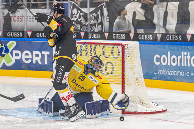 LUGANO, SWITZERLAND - OCTOBER 16: goalkeeper Sandro Aeschlimann of Davos in action despite Zach Sanford of Lugano L) in front of him during the game between HC Lugano v HC Davos at the Corner Arena on October 16, 2026 in Lugano, Switzerland. Lugano Ticino Switzerland Copyright: xJustPictures.ch JarixPestelaccix jp-en-EuSpIm-JP6_JAr_NL_HCL_HCDavos_16Ott2026_000265