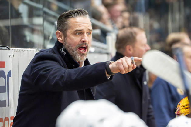 LUGANO, SWITZERLAND - OCTOBER 16: headcoach Josh Holden of Davos during the game between HC Lugano v HC Davos at the Corner Arena on October 16, 2026 in Lugano, Switzerland. Lugano Ticino Switzerland Copyright: xJustPictures.ch JarixPestelaccix jp-en-EuSpIm-JP6_JAr_NL_HCL_HCDavos_16Ott2026_000092