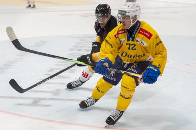 LUGANO, SWITZERLAND - OCTOBER 16: Tino Kessler of Davos R) against Zach Sanford of Lugano L) during the game between HC Lugano v HC Davos at the Corner Arena on October 16, 2026 in Lugano, Switzerland. Lugano Ticino Switzerland Copyright: xJustPictures.ch JarixPestelaccix jp-en-EuSpIm-JP6_JAr_NL_HCL_HCDavos_16Ott2026_000210