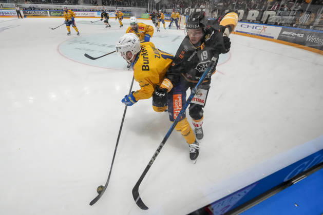 LUGANO, SWITZERLAND - OCTOBER 16: Filip Zadina of Davos L) against Rasmus Kupari of Lugano R) during the game between HC Lugano v HC Davos at the Corner Arena on October 16, 2026 in Lugano, Switzerland. Lugano Ticino Switzerland Copyright: xJustPictures.ch JarixPestelaccix jp-en-EuSpIm-JP6_JAr_NL_HCL_HCDavos_16Ott2026_000238