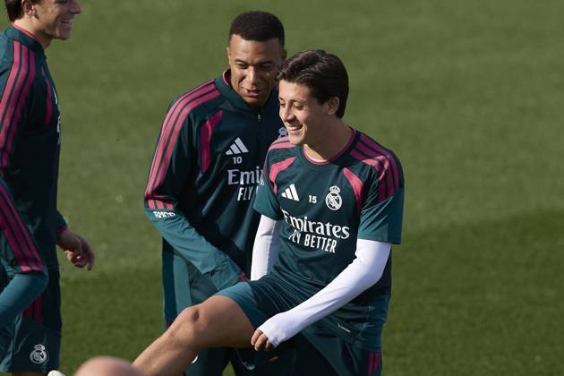 October 17, 2026, Madrid, Spain: (From L to R) Kylian Mbappe and Arda Guler (Real Madrid CF) are seen in action during a training session on the eve of the LaLiga EA SPORTS 2026 2027 match between Real Madrid CF and Sevilla FC..Real Madrid CF is holding its final training session and press conference, PK, Pressekonferenz ahead of its ninth LaLiga game. LaLiga EA SPORTS 2026 2027 - Real Madrid CF Press Conference And Training Session In Madrid, Spain - 17 Oct 2026  - ZUMAs197 20261017_aaa_s197_034 Copyright: xFedericoxTitonex