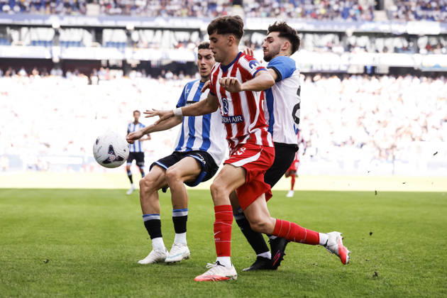 October 17, 2026, Cornella, Barcelona, SPAIN: Dani Martinez of Atletico de Madrid and Javi Hernandez of RCD Espanyol compete for the ball during the Spanish league, LaLiga EA Sports, football match played between RCD Espanyol and Atletico de Madrid at RCDE Stadium on October 17, 2026 in Cornella, Spain. RCD Espanyol V Atletico De Madrid - LaLiga EA Sports  - ZUMAa181 20261017_zaa_a181_133 Copyright: xJavierxBorregox
