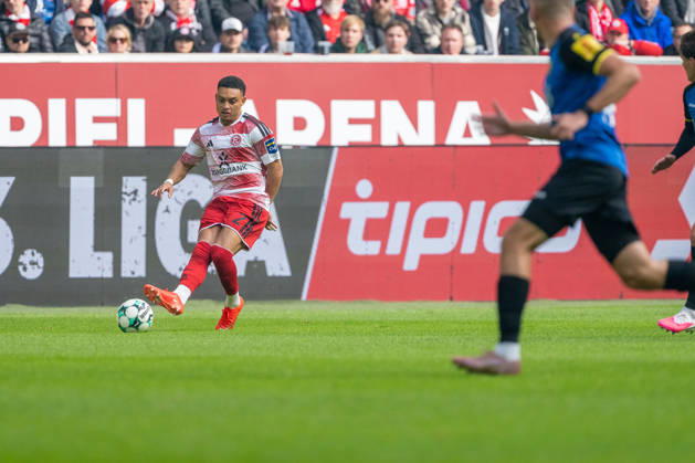 Steven van der Sloot (Fortuna Düsseldorf, 02) mit eienm Pass Fortuna Duesseldorf vs. 1.FC Saarbruecken, Fussball, 3.Liga, 10.Spieltag, Saison 2026 27, 17.10.2026, DFL REGULATIONS PROHIBIT ANY USE OF PHOTOGRAPHS AS IMAGE SEQUENCES AND OR QUASI-VIDEO, Fortuna Duesseldorf vs. 1.FC Saarbruecken, Fussball, 3.Liga, 10.Spieltag, Saison 2026 27, 17.10.2026 Düsseldorf Copyright: xEibner-Pressefoto LukasxBaldygax EP_LBA