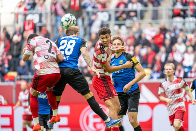 Steven van der Sloot (Fortuna Düsseldorf, 02) im Zweikampf mit Niko Bretschneider (1.FC Saarbrücken, 28) der den Ball klaert, Jordi Paulina (Fortuna Düsseldorf, 27), Daniel Gleiber (1.FC Saarbrücken, 05) Fortuna Duesseldorf vs. 1.FC Saarbruecken, Fussball, 3.Liga, 10.Spieltag, Saison 2026 27, 17.10.2026, DFL REGULATIONS PROHIBIT ANY USE OF PHOTOGRAPHS AS IMAGE SEQUENCES AND OR QUASI-VIDEO, Fortuna Duesseldorf vs. 1.FC Saarbruecken, Fussball, 3.Liga, 10.Spieltag, Saison 2026 27, 17.10.2026 Düsseldorf Copyright: xEibner-Pressefoto LukasxBaldygax EP_LBA