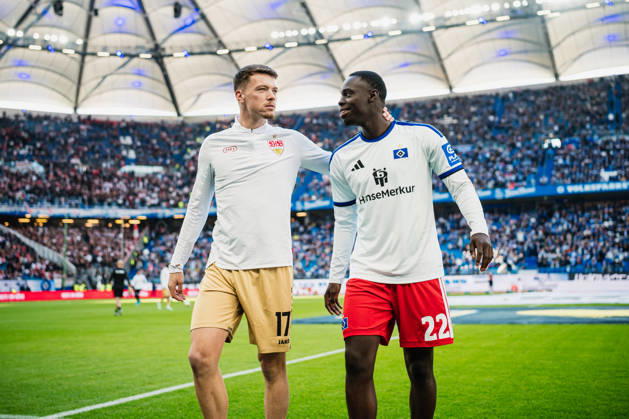 1. Bundesliga: Hamburger SV vs. VfB Stuttgart, 17.10.2026 DÅ¾enan PejÄinoviÄ‡ (VfB Stuttgart, 17), Kofi Amoako (Hamburger SV, 22); Fußball, 1. Bundesliga, 6. Spieltag: Hamburger SV vs. VfB Stuttgart am 17.10.2026 im Volksparkstadion, Hamburg DFL REGULATIONS PROHIBIT ANY USE OF PHOTOGRAPHS AS IMAGE SEQUENCES AND OR QUASI-VIDEO. Copyright: xBEAUTIFULxSPORTS Tonhäuserx