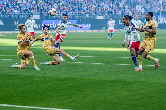Deutschland: Fußball Bundesliga 2026 27, 6. Spieltag Hamburger SV (HSV) vs VfB Stuttgart Volkspark Stadion (Hamburg): Fabio Vieira (Hamburger SV, 20), Finn Jeltsch (VfB Stuttgart, 29), Atakan Karazor (VfB Stuttgart, 16) Copyright: xStefanxTrochax