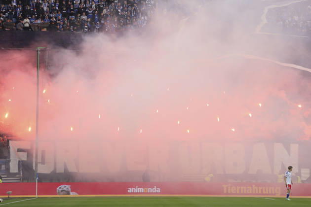 Foto : die Fans des HSV zünden zum Anpfiff ein paar Bengalos Fussball Bundesliga , 6. Spieltag am Sa. 17.10.2026 Hamburger SV - VfB Stuttgart