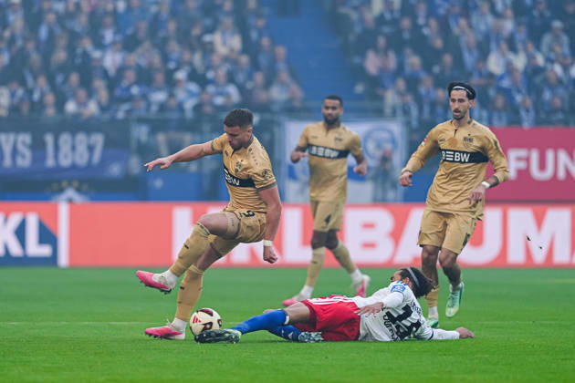 Ermedin Demirovic (VfB Stuttgart, 09), Yussuf Poulsen (Hamburger SV, 15) GER, Hamburger SV vs. VfB Stuttgart, Fußball, 1. Bundesliga, Spieltag 06, Saison 2026 2027, 17.10.2026 DFL REGULATIONS PROHIBIT ANY USE OF PHOTOGRAPHS AS IMAGE SEQUENCES AND OR QUASI-VIDEO GER, Hamburger SV vs. VfB Stuttgart, Fußball, 1. Bundesliga, Spieltag 06, Saison 2026 2027, 17.10.2026 Hamburg Copyright: xEibner-Pressefoto MarcelxvonxFehrnx EP_MFN