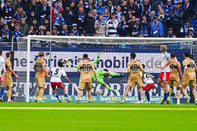 Dennis Siemen (VfB Stuttgart, 41) haelt Torschuss Torchance Fabio Vieira (Hamburger SV, 20) GER, Hamburger SV vs. VfB Stuttgart, Fußball, 1. Bundesliga, Spieltag 06, Saison 2026 2027, 17.10.2026 DFL REGULATIONS PROHIBIT ANY USE OF PHOTOGRAPHS AS IMAGE SEQUENCES AND OR QUASI-VIDEO GER, Hamburger SV vs. VfB Stuttgart, Fußball, 1. Bundesliga, Spieltag 06, Saison 2026 2027, 17.10.2026 Hamburg Copyright: xEibner-Pressefoto MarcelxvonxFehrnx EP_MFN