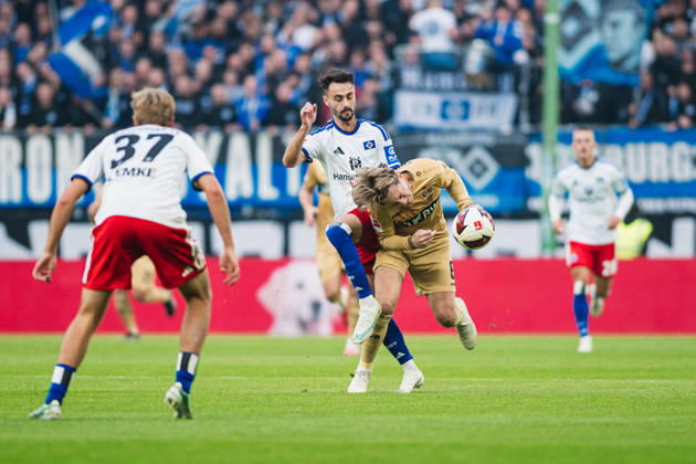 1. Bundesliga: Hamburger SV vs. VfB Stuttgart, 17.10.2026 Fabio Vieira (Hamburger SV, 20) gegen Angelo Stiller (VfB Stuttgart, 6) Fußball, 1. Bundesliga, 6. Spieltag: Hamburger SV vs. VfB Stuttgart am 17.10.2026 im Volksparkstadion, Hamburg DFL REGULATIONS PROHIBIT ANY USE OF PHOTOGRAPHS AS IMAGE SEQUENCES AND OR QUASI-VIDEO. Copyright: xBEAUTIFULxSPORTS Tonhäuserx