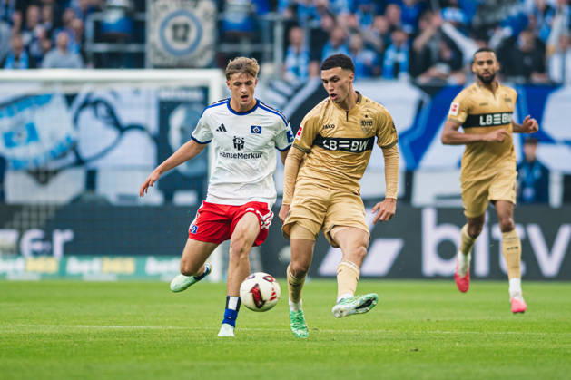 1. Bundesliga: Hamburger SV vs. VfB Stuttgart, 17.10.2026 Bilal El Khannouss (VfB Stuttgart, 11) vor Louis Lemke (Hamburger SV, 37); Fußball, 1. Bundesliga, 6. Spieltag: Hamburger SV vs. VfB Stuttgart am 17.10.2026 im Volksparkstadion, Hamburg DFL REGULATIONS PROHIBIT ANY USE OF PHOTOGRAPHS AS IMAGE SEQUENCES AND OR QUASI-VIDEO. Copyright: xBEAUTIFULxSPORTS Tonhäuserx