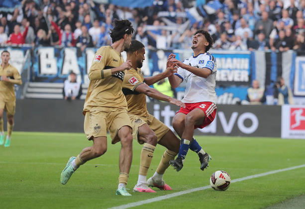 Martin Adeline (Hamburger SV) im Duell Fussball, Herren, Saison 2026 2027,1.Liga, Volksparkstadion, Hamburger SV gegen VfB Stuttgart DFL REGULATIONS PROHIBIT ANY USE OF PHOTOGRAPHS AS IMAGE SEQUENCES AND OR QUASI-VIDEO.