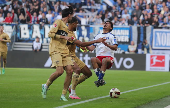 Martin Adeline (Hamburger SV) im Duell Fussball, Herren, Saison 2026 2027,1.Liga, Volksparkstadion, Hamburger SV gegen VfB Stuttgart DFL REGULATIONS PROHIBIT ANY USE OF PHOTOGRAPHS AS IMAGE SEQUENCES AND OR QUASI-VIDEO.