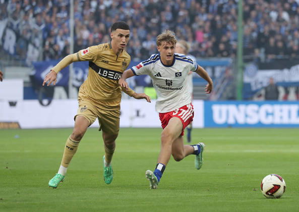 Bilal El Khannouss (VfB Stuttgart), Louis Lemke (Hamburger SV) Fussball, Herren, Saison 2026 2027,1.Liga, Volksparkstadion, Hamburger SV gegen VfB Stuttgart DFL REGULATIONS PROHIBIT ANY USE OF PHOTOGRAPHS AS IMAGE SEQUENCES AND OR QUASI-VIDEO.