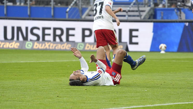 Foto : am Boden zerstört nach verpasster Torschance zum 1-0 ist Yussuf POULSEN ( HSV ) Fussball Bundesliga , 6. Spieltag am Sa. 17.10.2026 Hamburger SV - VfB Stuttgart