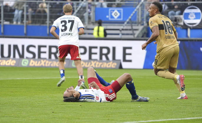 Foto : am Boden zerstört nach verpasster Torschance zum 1-0 ist Yussuf POULSEN ( HSV ) Fussball Bundesliga , 6. Spieltag am Sa. 17.10.2026 Hamburger SV - VfB Stuttgart