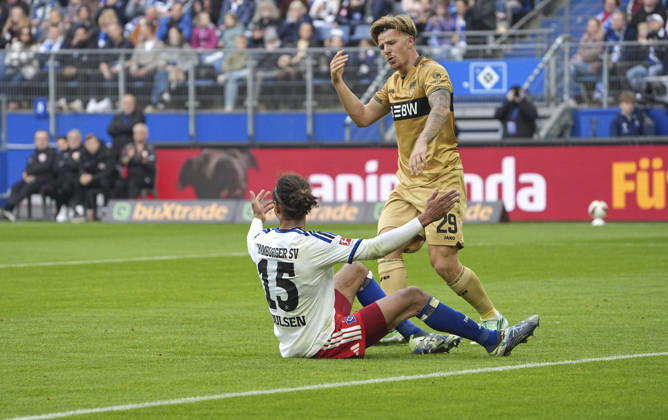 Foto : Yussuf POULSEN ( HSV ) gegen Finn JELTSCH ( Stuttgart ) Fussball Bundesliga , 6. Spieltag am Sa. 17.10.2026 Hamburger SV - VfB Stuttgart