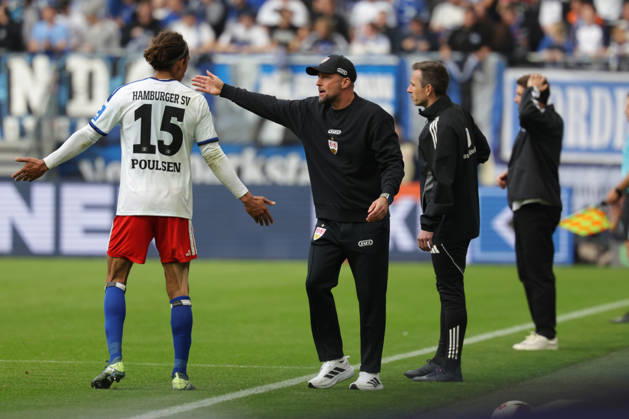 2026.10.17 xfsx Fussball 1. Bundesliga Hamburger Sportverein - VfB Stuttgart v.l. Yussuf Poulsen (Hamburger SV, 15), Trainer Sebastian Hoeness (VfB Stuttgart) gibt Anweisungen, gestikuliert, mit den Armen gestikulieren, gives instructions, gesticulate (DFL DFB regulations prohibit any use of photographs as image sequences and or quasi-video. Copyright: HMBxMedia FernandoxSoares