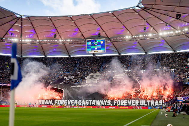 Hamburg, 17. Oktober 2026 - Fußball, 1. Bundesliga 2026 27, Hamburger SV - VfB Stuttgart: Fans des Hamburger SV zünden Pyrotechnik DFL REGULATIONS PROHIBIT ANY USE OF PHOTOGRAPHS AS IMAGE SEQUENCES AND OR QUASI-VIDEO.