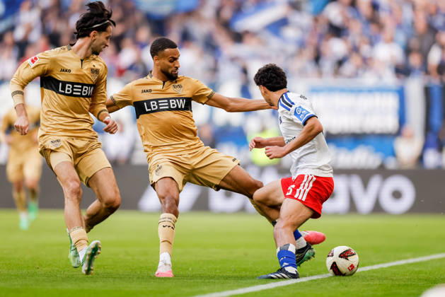 Hamburg, 17. Oktober 2026 - Fußball, 1. Bundesliga 2026 27, Hamburger SV - VfB Stuttgart: Atakan Karazor (VfB Stuttgart, 16), Josha Vagnoman (VfB Stuttgart, 4), Martin Adeline (Hamburger SV, 5) DFL REGULATIONS PROHIBIT ANY USE OF PHOTOGRAPHS AS IMAGE SEQUENCES AND OR QUASI-VIDEO.