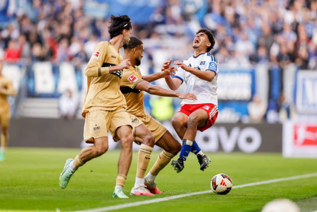 Hamburg, 17. Oktober 2026 - Fußball, 1. Bundesliga 2026 27, Hamburger SV - VfB Stuttgart: Atakan Karazor (VfB Stuttgart, 16), Josha Vagnoman (VfB Stuttgart, 4), Martin Adeline (Hamburger SV, 5) DFL REGULATIONS PROHIBIT ANY USE OF PHOTOGRAPHS AS IMAGE SEQUENCES AND OR QUASI-VIDEO.