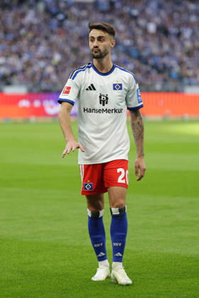 2026.10.17 xfsx Fussball 1. Bundesliga Hamburger Sportverein - VfB Stuttgart v.l. Fabio Daniel Ferreira Vieira (Hamburger SV, 20) gibt Anweisungen, gestikuliert, mit den Armen gestikulieren, gives instructions, gesticulate (DFL DFB regulations prohibit any use of photographs as image sequences and or quasi-video. Copyright: HMBxMedia FernandoxSoares
